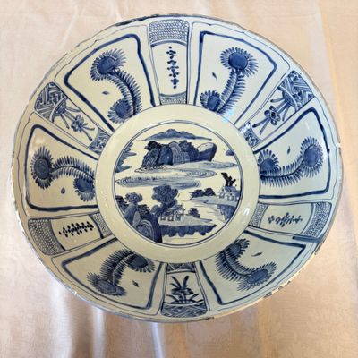 A large Chinese 'Kraak' blue and white 'Mountainous Landscape' bowl — foto 10