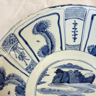 A large Chinese 'Kraak' blue and white 'Mountainous Landscape' bowl — foto 11