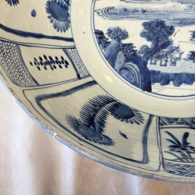 A large Chinese 'Kraak' blue and white 'Mountainous Landscape' bowl — foto 12