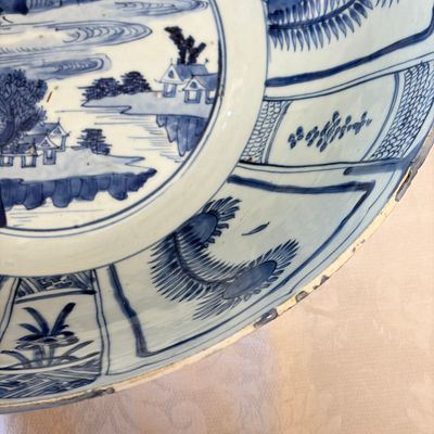A large Chinese 'Kraak' blue and white 'Mountainous Landscape' bowl — foto 14