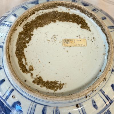A large Chinese 'Kraak' blue and white 'Mountainous Landscape' bowl — foto 17