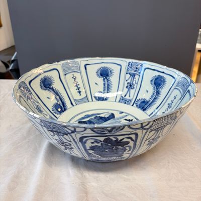 A large Chinese 'Kraak' blue and white 'Mountainous Landscape' bowl — foto 1