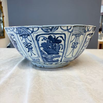A large Chinese 'Kraak' blue and white 'Mountainous Landscape' bowl — foto 2