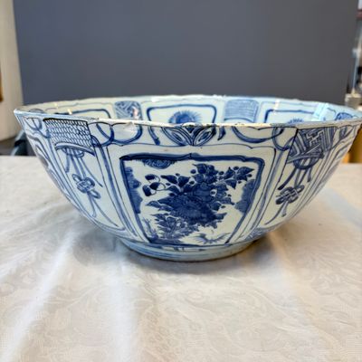 A large Chinese 'Kraak' blue and white 'Mountainous Landscape' bowl — foto 3