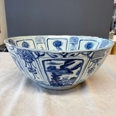 A large Chinese 'Kraak' blue and white 'Mountainous Landscape' bowl — foto 4