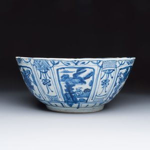 A large Chinese 'Kraak' blue and white 'Mountainous Landscape' bowl — foto 1