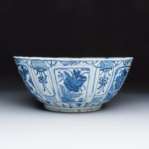 A large Chinese 'Kraak' blue and white 'Mountainous Landscape' bowl — foto 3