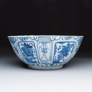 A large Chinese 'Kraak' blue and white 'Mountainous Landscape' bowl — foto 4