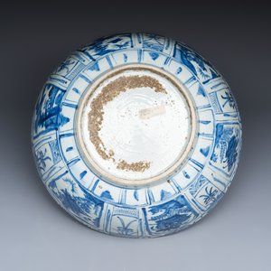A large Chinese 'Kraak' blue and white 'Mountainous Landscape' bowl — foto 6