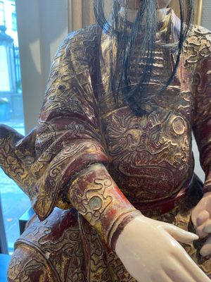 A large Chinese lacquered and polychromed wood sculpture of Guandi, 18th C. — 照片 7