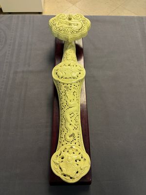 A large Chinese lemon-yellow-glazed biscuit 'Dragons' ruyi in the style of Wang Bingrong, on a wooden stand, Republic — 照片 1
