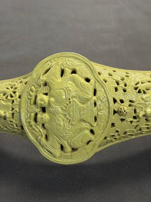 A large Chinese lemon-yellow-glazed biscuit 'Dragons' ruyi in the style of Wang Bingrong, on a wooden stand, Republic — 照片 3