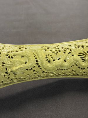A large Chinese lemon-yellow-glazed biscuit 'Dragons' ruyi in the style of Wang Bingrong, on a wooden stand, Republic — 照片 4