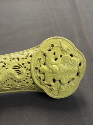 A large Chinese lemon-yellow-glazed biscuit 'Dragons' ruyi in the style of Wang Bingrong, on a wooden stand, Republic — 照片 5