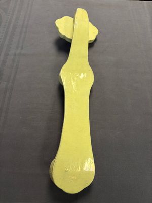 A large Chinese lemon-yellow-glazed biscuit 'Dragons' ruyi in the style of Wang Bingrong, on a wooden stand, Republic — 照片 6
