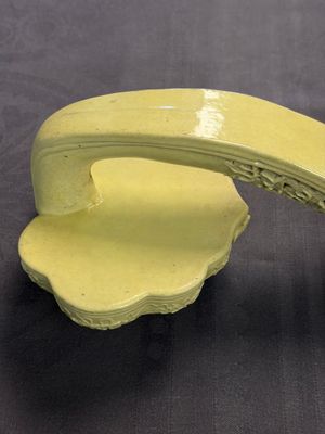 A large Chinese lemon-yellow-glazed biscuit 'Dragons' ruyi in the style of Wang Bingrong, on a wooden stand, Republic — 照片 7