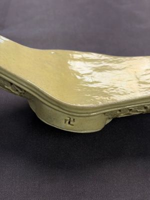 A large Chinese lemon-yellow-glazed biscuit 'Dragons' ruyi in the style of Wang Bingrong, on a wooden stand, Republic — 照片 8