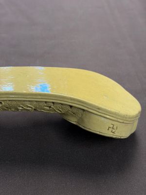 A large Chinese lemon-yellow-glazed biscuit 'Dragons' ruyi in the style of Wang Bingrong, on a wooden stand, Republic — 照片 9