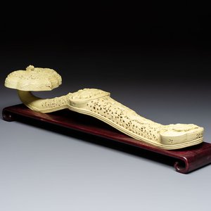 A large Chinese lemon-yellow-glazed biscuit 'Dragons' ruyi in the style of Wang Bingrong, on a wooden stand, Republic — 照片 1