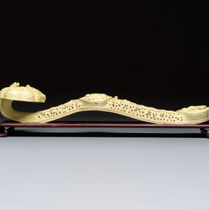 A large Chinese lemon-yellow-glazed biscuit 'Dragons' ruyi in the style of Wang Bingrong, on a wooden stand, Republic — 照片 2