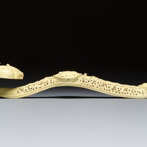 A large Chinese lemon-yellow-glazed biscuit 'Dragons' ruyi in the style of Wang Bingrong, on a wooden stand, Republic — 照片 3