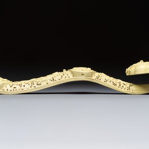 A large Chinese lemon-yellow-glazed biscuit 'Dragons' ruyi in the style of Wang Bingrong, on a wooden stand, Republic — 照片 5