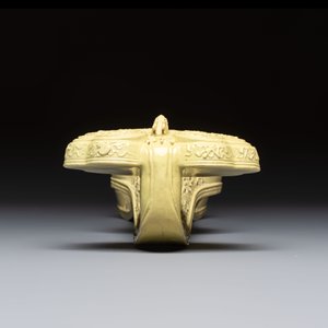 A large Chinese lemon-yellow-glazed biscuit 'Dragons' ruyi in the style of Wang Bingrong, on a wooden stand, Republic — 照片 6