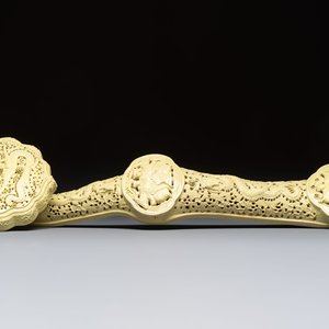 A large Chinese lemon-yellow-glazed biscuit 'Dragons' ruyi in the style of Wang Bingrong, on a wooden stand, Republic — 照片 7
