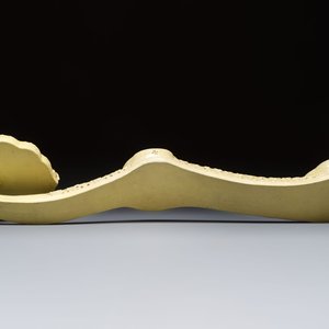 A large Chinese lemon-yellow-glazed biscuit 'Dragons' ruyi in the style of Wang Bingrong, on a wooden stand, Republic — 照片 8