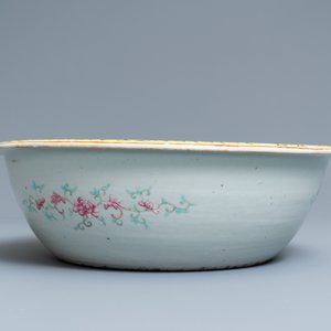 A large Chinese lime green-ground famille rose ewer and basin with dragons, 19th C. — photo 11