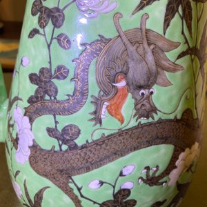 A large Chinese lime green-ground famille rose ewer and basin with dragons, 19th C. — photo 23