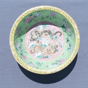 A large Chinese lime green-ground famille rose ewer and basin with dragons, 19th C. — photo 32