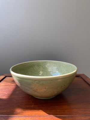 A large Chinese Longquan celadon bowl with underglaze design, Ming — photo 1