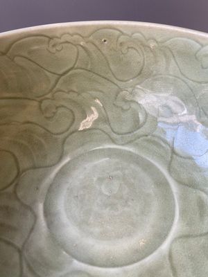 A large Chinese Longquan celadon bowl with underglaze design, Ming — photo 5