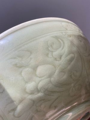 A large Chinese Longquan celadon bowl with underglaze design, Ming — photo 10