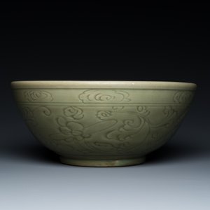 A large Chinese Longquan celadon bowl with underglaze design, Ming — photo 4