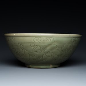A large Chinese Longquan celadon bowl with underglaze design, Ming — photo 5