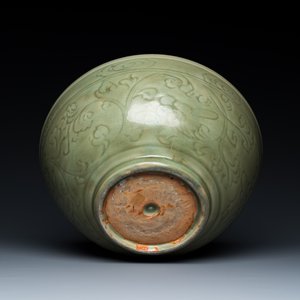 A large Chinese Longquan celadon bowl with underglaze design, Ming — photo 7