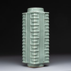 A large Chinese Longquan celadon 'cong' vase, Song/Yuan — 照片 1