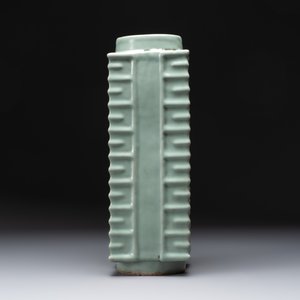 A large Chinese Longquan celadon 'cong' vase, Song/Yuan — 照片 2