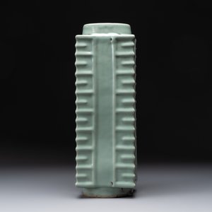 A large Chinese Longquan celadon 'cong' vase, Song/Yuan — 照片 3