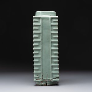A large Chinese Longquan celadon 'cong' vase, Song/Yuan — 照片 4