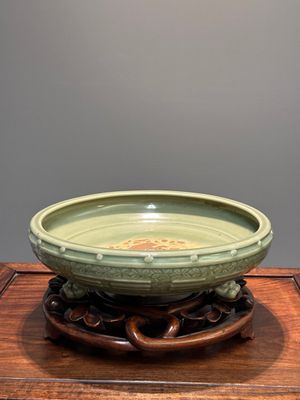 A large Chinese Longquan celadon 'trigrams' censer on wooden stand, Ming — 照片 1