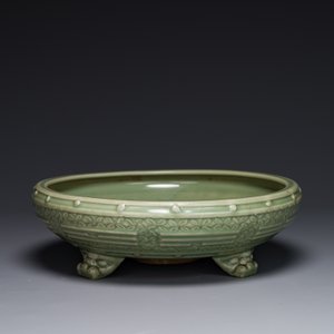A large Chinese Longquan celadon 'trigrams' censer on wooden stand, Ming — 照片 2
