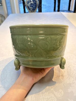 A large Chinese Longquan celadon tripod censer with floral design, Ming — photo 1