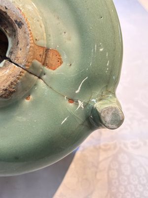 A large Chinese Longquan celadon tripod censer with floral design, Ming — photo 13