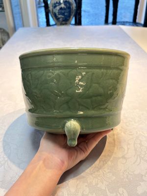 A large Chinese Longquan celadon tripod censer with floral design, Ming — photo 2
