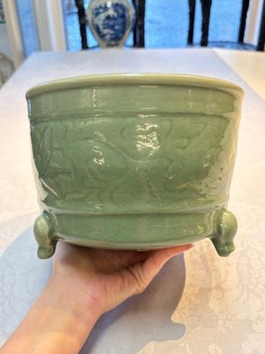 A large Chinese Longquan celadon tripod censer with floral design, Ming — photo 3