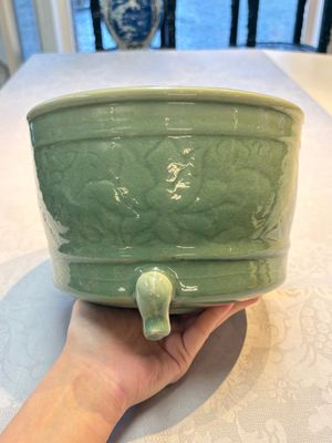 A large Chinese Longquan celadon tripod censer with floral design, Ming — photo 4