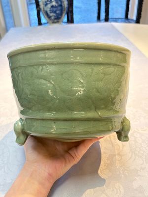 A large Chinese Longquan celadon tripod censer with floral design, Ming — photo 5